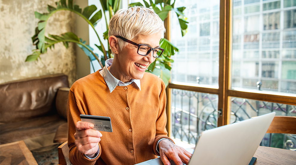Smiling business woman working from the bar.